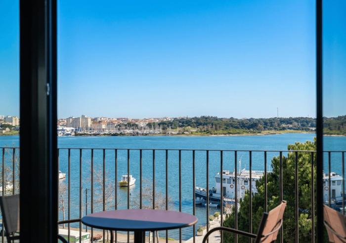 upon harbor seixal bay hotel