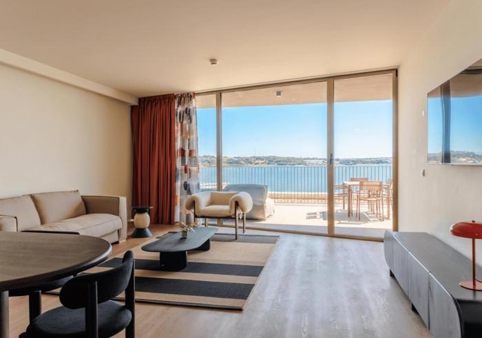 upon harbor seixal bay hotel