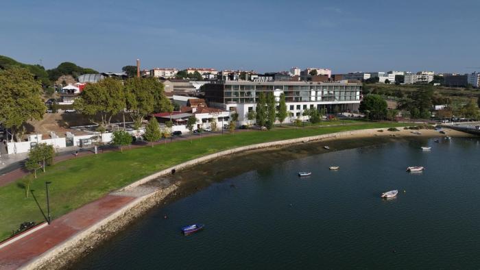 upon harbor seixal bay hotel