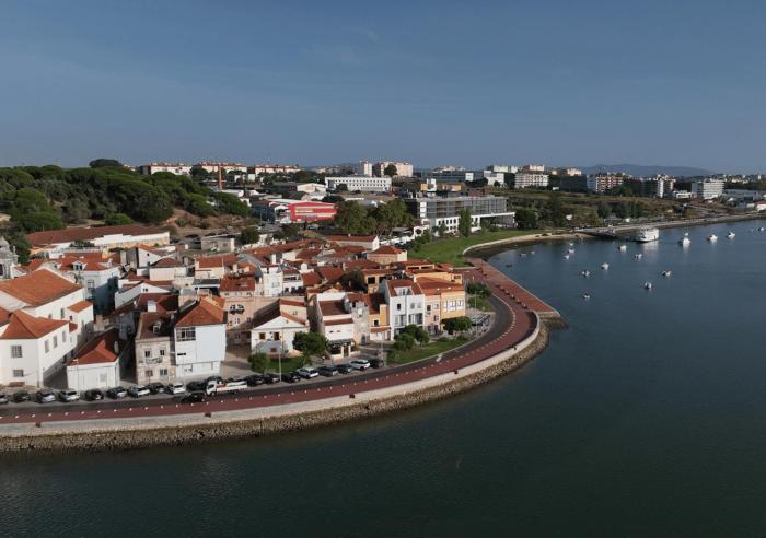 upon harbor seixal bay hotel