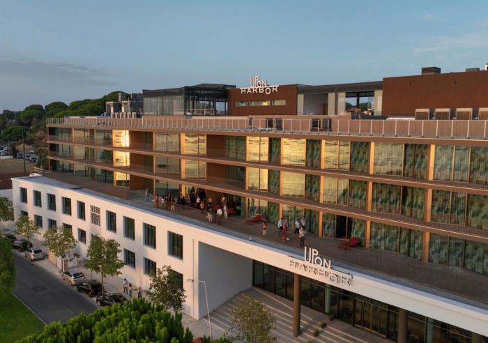 upon harbor seixal bay hotel