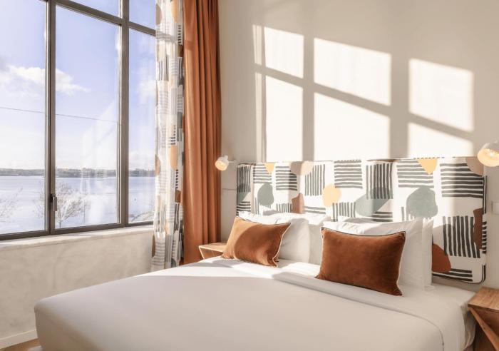 upon harbor seixal bay hotel