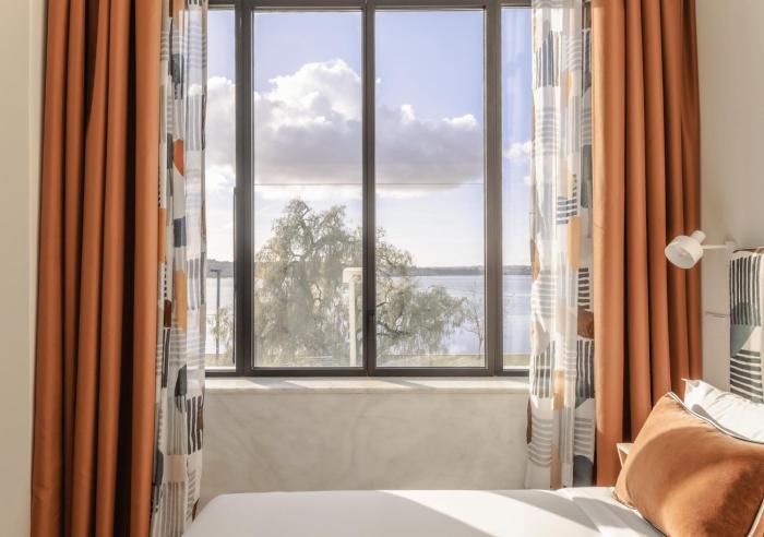 upon harbor seixal bay hotel