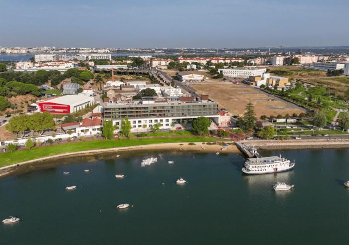 upon harbor seixal bay hotel