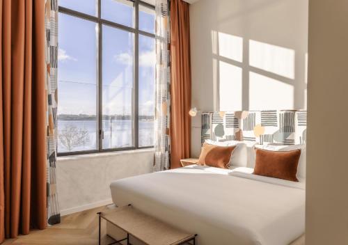 upon harbor seixal bay hotel