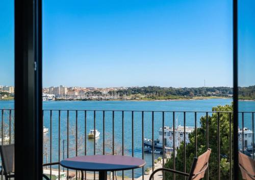 upon harbor seixal bay hotel
