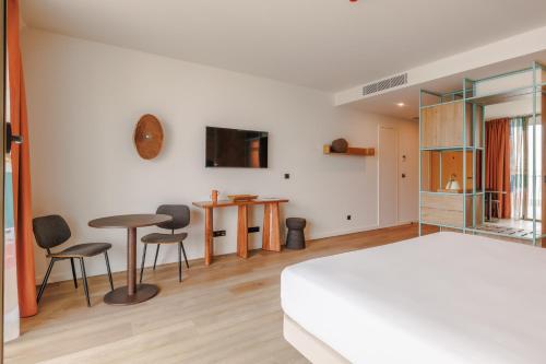 upon harbor seixal bay hotel