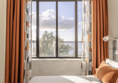 upon harbor seixal bay hotel