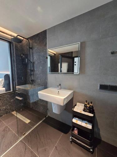 the clover hotel