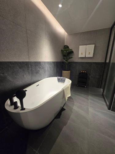 the clover hotel