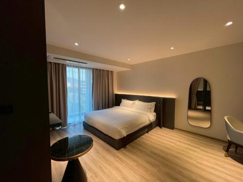 the clover hotel