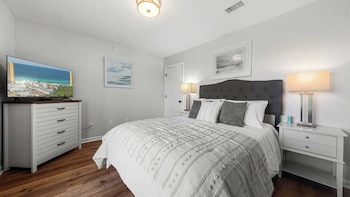 Gulf Walk By Avantstay West End Coastal Escape Renovated 1Br Condo Shared Pool & Beach Access,,4 star