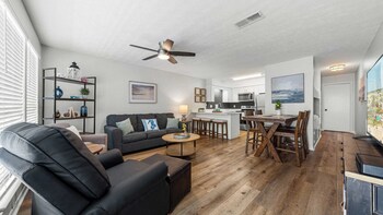 Gulf Walk By Avantstay West End Coastal Escape Renovated 1Br Condo Shared Pool & Beach Access,,4 star