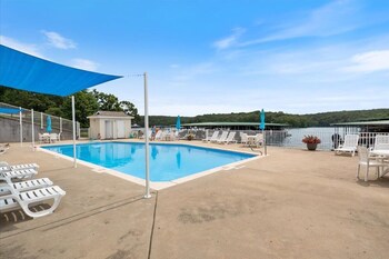 Lakeview Condo, Pools, Patio With Grill, Near Pb2 Launch,,2 star