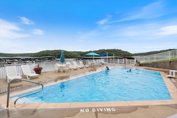 Lakeview Condo, Pools, Patio With Grill, Near Pb2 Launch,,2 star