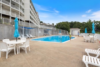 Lakeview Condo, Pools, Patio With Grill, Near Pb2 Launch,,2 star