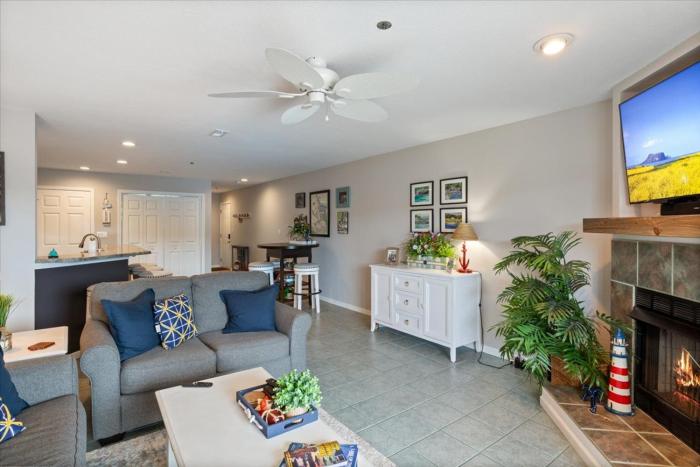 lakeview condo pools patio with grill near pb2 launch