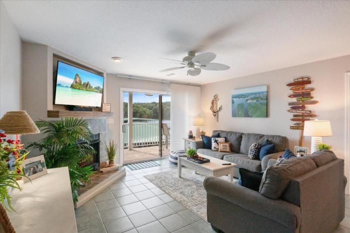 lakeview condo pools patio with grill near pb2 launch