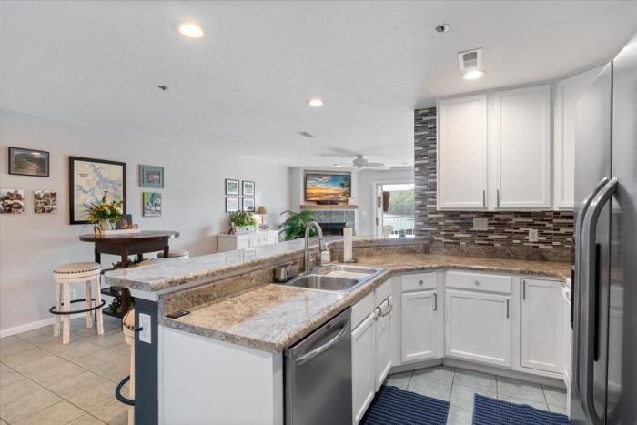 lakeview condo pools patio with grill near pb2 launch