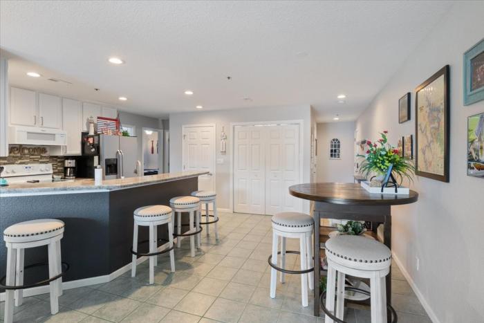 lakeview condo pools patio with grill near pb2 launch