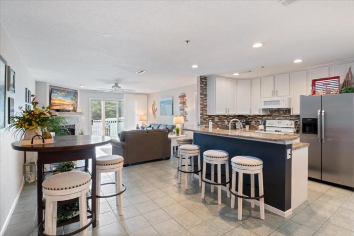 lakeview condo pools patio with grill near pb2 launch