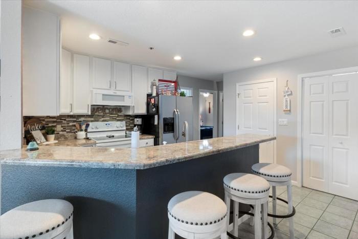 lakeview condo pools patio with grill near pb2 launch