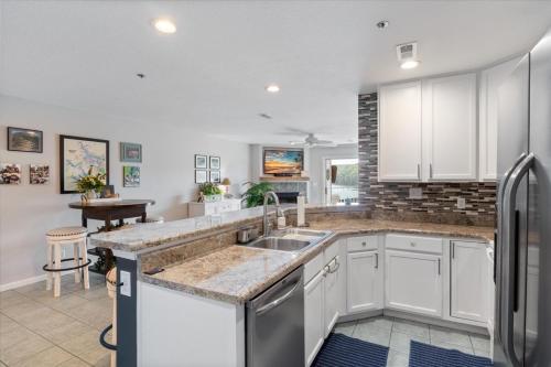 lakeview condo pools patio with grill near pb2 launch