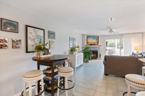 lakeview condo pools patio with grill near pb2 launch