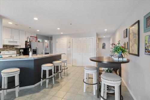 lakeview condo pools patio with grill near pb2 launch
