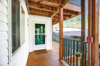 amazing lake views within state park gated pool