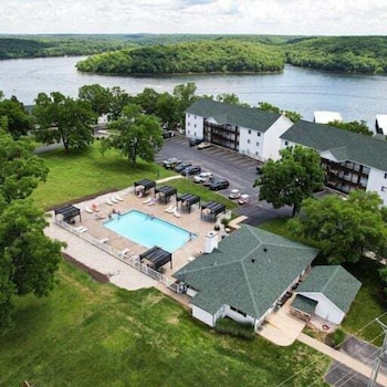 amazing lake views within state park gated pool