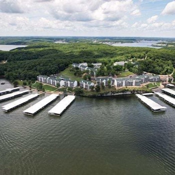 amazing lake views within state park gated pool