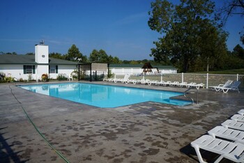 amazing lake views within state park gated pool