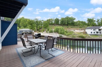 Our Cove Retreat - Perfect For Wave-Free Swimming, Tanning & Prime Location Fun!,,2 star