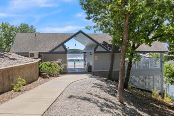 ten minutes to the strip amazing lake views