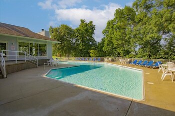 Lakefront Condo With 2 Pools, Courts, Trails & Patios At 12Mm,,2 star