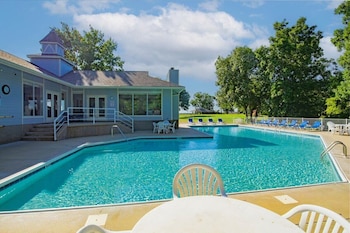 Lakefront Condo With 2 Pools, Courts, Trails & Patios At 12Mm,,2 star