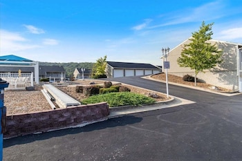 lazydays pet friendly condo w pool and slip at 3m