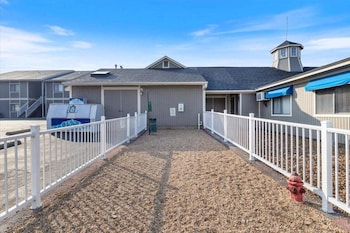 lazydays pet friendly condo w pool and slip at 3m