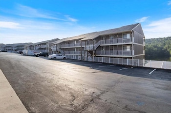 lazydays pet friendly condo w pool and slip at 3m