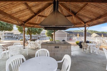lazydays pet friendly condo w pool and slip at 3m