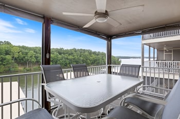 lazydays pet friendly condo w pool and slip at 3m