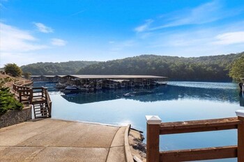 lazydays pet friendly condo w pool and slip at 3m