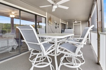 lazydays pet friendly condo w pool and slip at 3m