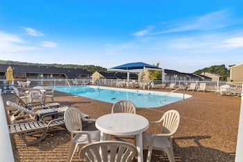 lazydays pet friendly condo w pool and slip at 3m