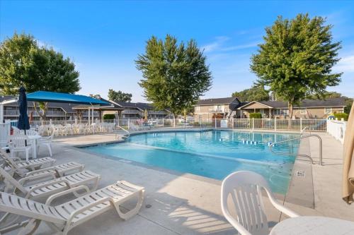 lazydays pet friendly condo w pool and slip at 3m