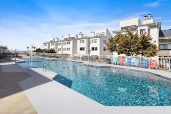 Lakefront Osage Beach Condo + Workspace W/ Pool Views,,2 star