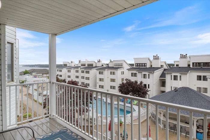 lakefront osage beach condo workspace w pool views