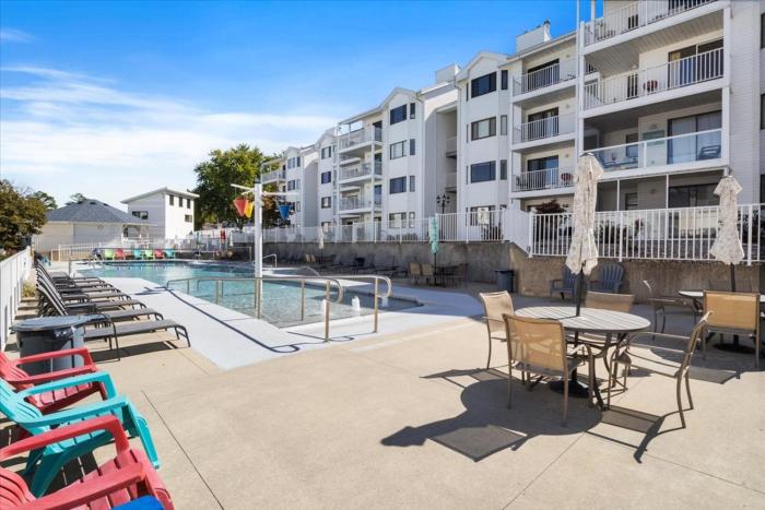 lakefront osage beach condo workspace w pool views