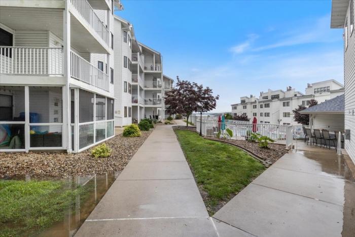 lakefront osage beach condo workspace w pool views